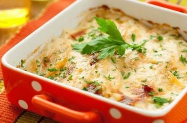 Κατσαρόλα πατάτας με λουκάνικα: συνταγές μαγειρικής για το φούρνο και την αργή κουζίνα