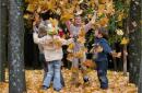 किंडरगार्टन में छोटे समूह के बच्चों के लिए शरद ऋतु में खेल। आउटडोर खेल हम मध्य समूह के पत्ते हैं